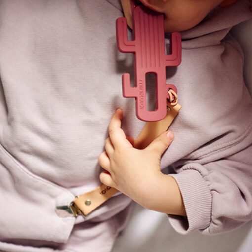 Minikoioi-Klips-Lifestyle02 Minikoioi Klips Leather Pacifier and Teether Holder
