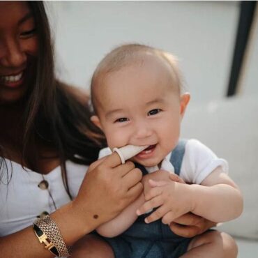 Mushie Finger Toothbrush Powder Daffodil - Blue Pale